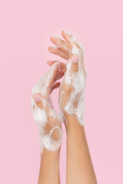 Photo person washing hands with soap