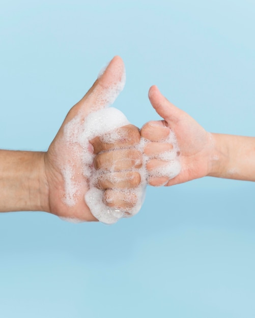 Foto persona lavarsi le mani con sapone