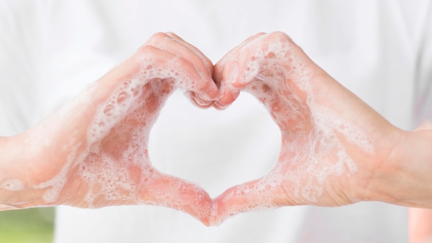 Photo person washing hands with soap