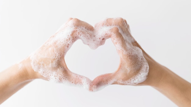 Photo person washing hands with soap