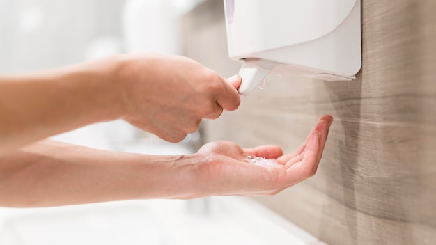 Foto persona lavarsi le mani con sapone