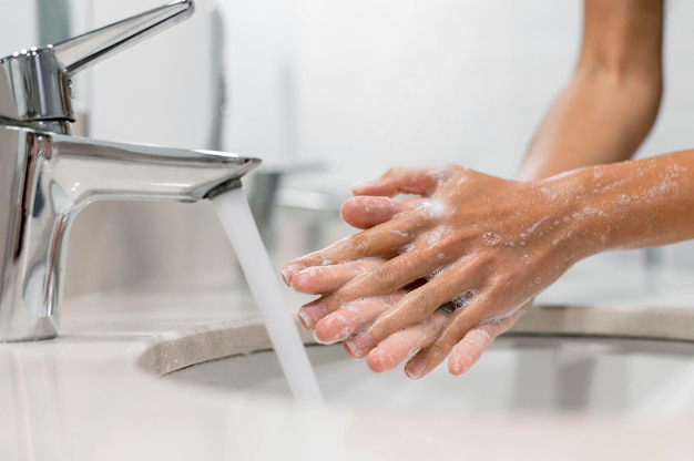 Photo person washing hands with soap