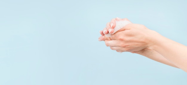 Photo person washing hands