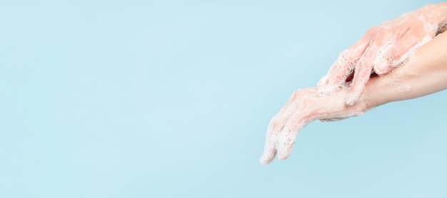 Photo person washing hands