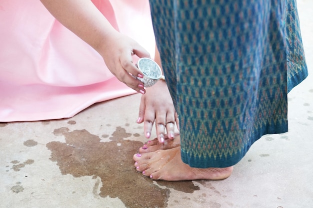 사진 바닥 에 있는 여자 의 발 을 는 사람