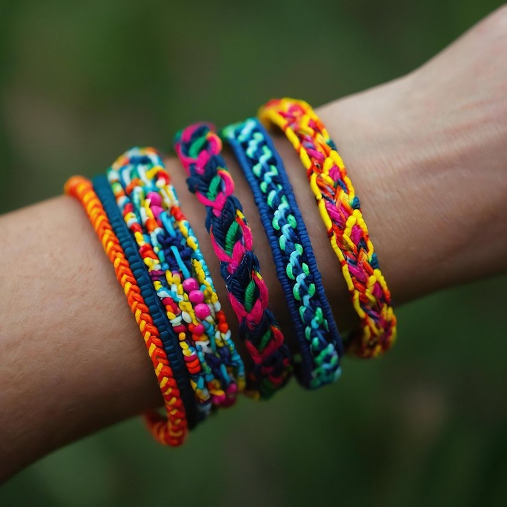 Photo a person wearing bracelets that have the word love on them