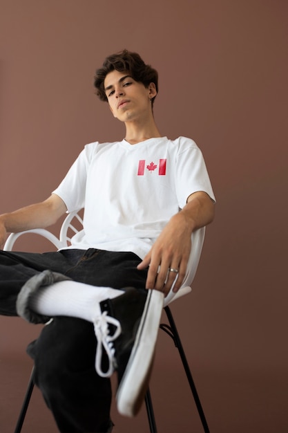 Фото Человек в одежде с канадским флагом
