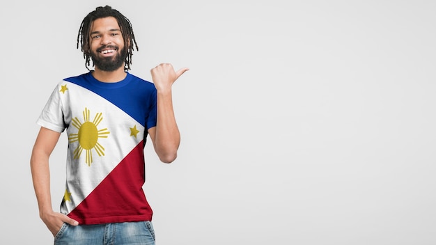 フィリピンの国旗が描かれた服を着ている人