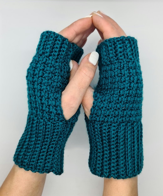 A person wearing a pair of fingerless gloves