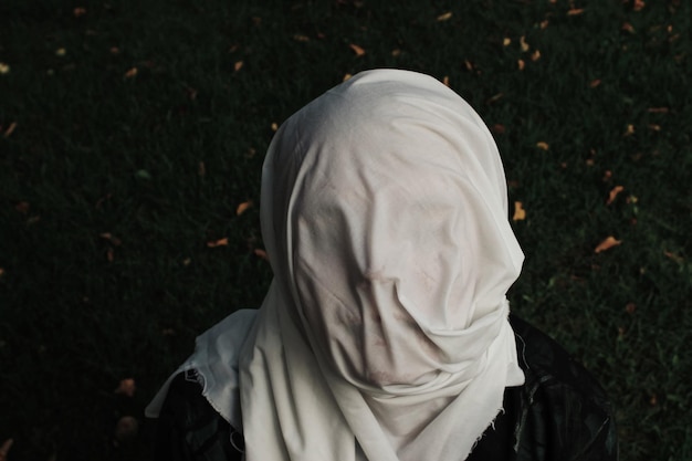 Photo person wearing scarf against plants