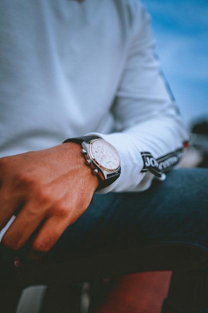 Foto foto di una persona che indossa un orologio argentato e nero