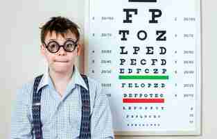 Photo person wearing spectacles in an office at the doctor