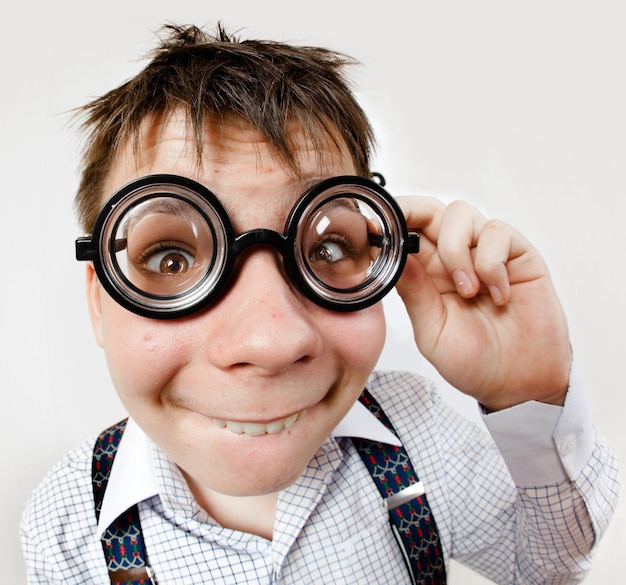 Photo person wearing spectacles in an office at the doctor