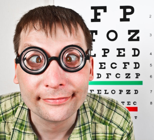 Photo person wearing spectacles in an office at the doctor