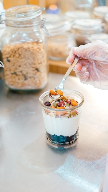 Photo person in white gloves eating from a bowl of food