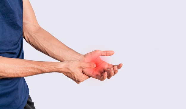 手のひらの痛みを持っている人手に痛みを持っている人の概念関節炎を持っている人手に痛みを持っている人をこすります