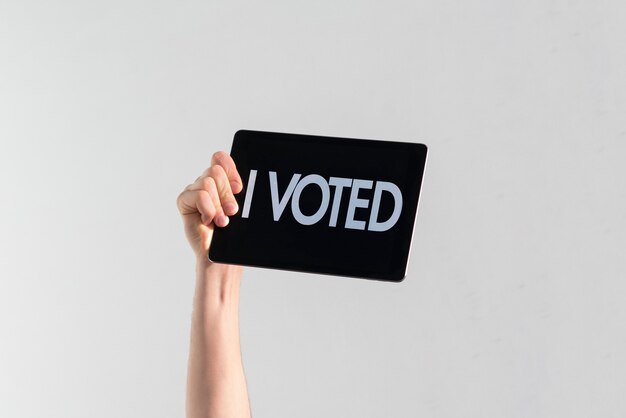 Человек с поднятой рукой с черной табличкой и текстом я проголосовал за демократические выборы