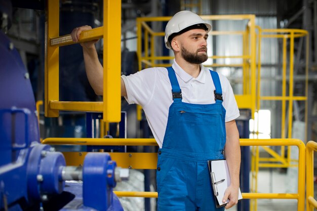 Foto persona che lavora nell'edilizia e nelle costruzioni