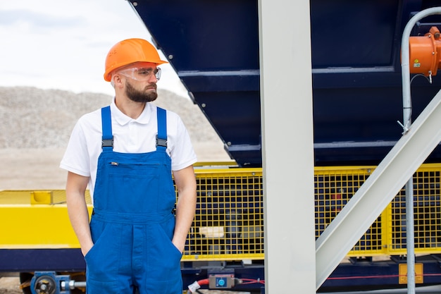 Foto persona che lavora nell'edilizia e nelle costruzioni