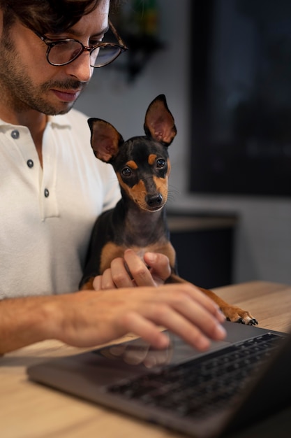 Persona che lavora da casa con un cane