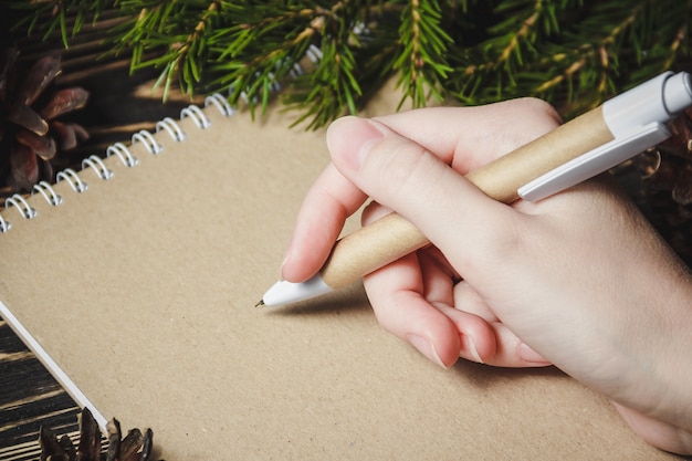 Photo person writing a christmas letter