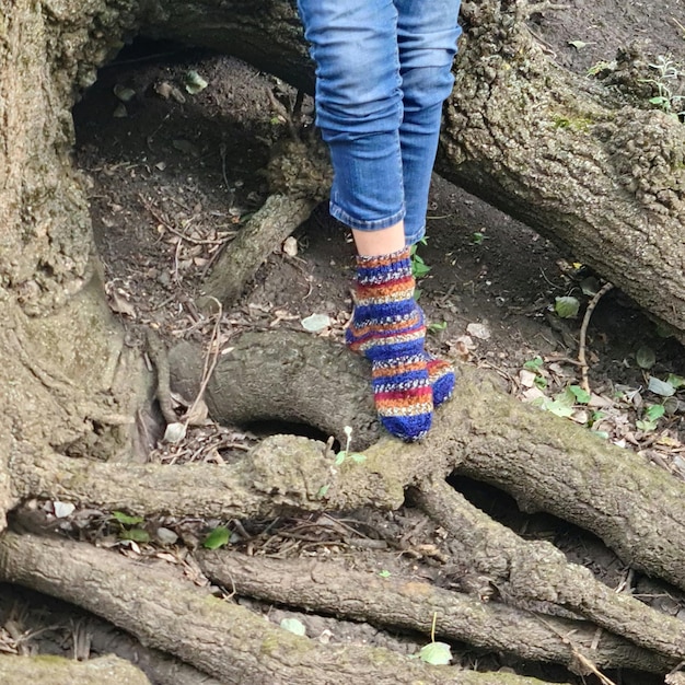 Photo a person039s feet in a knitted socks