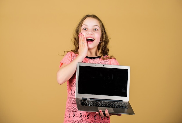 個人のブログ ソーシャル ネットワークとブログ 情報源 ブログのコンセプト ラップトップ コンピューターを持つ少女 pc を使用する小さな子供 デジタル技術 オンライン サーフィン インターネット ブログを開発する