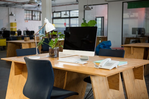 Personal computer en vaste lijn op bureau