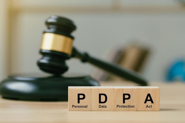 Blocchi di legno del concetto di legge sulla protezione dei dati personali o pdpa con testo pdpa sullo sfondo del martello del giudice