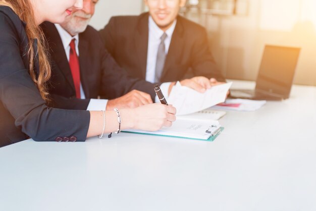 Foto corso di sviluppo personale, coaching e formazione per il lavoro di squadra aziendale. incontro e discussione con i colleghi