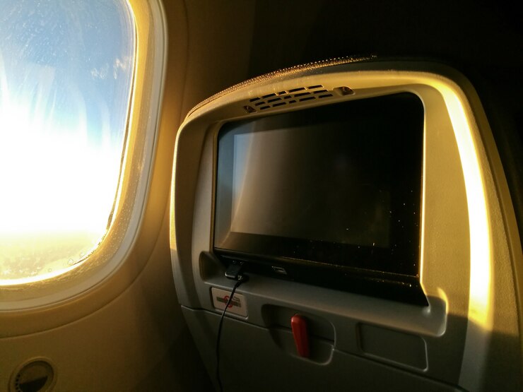 窓の席の朝の飛行機の座席の個人的な面白い画面