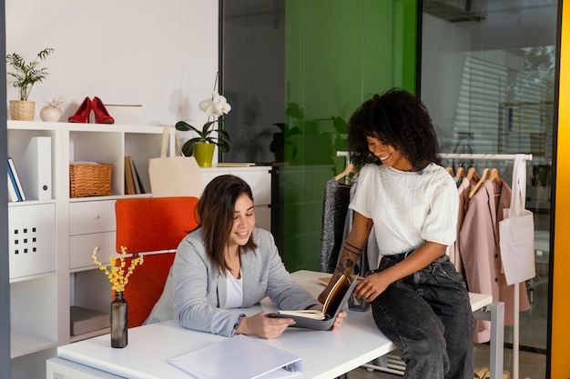 Photo personal shopper at office with client