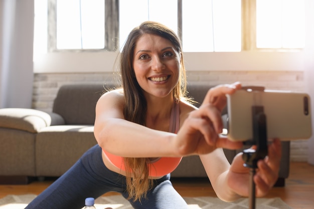Personal trainer geeft gymlessen via smartphone