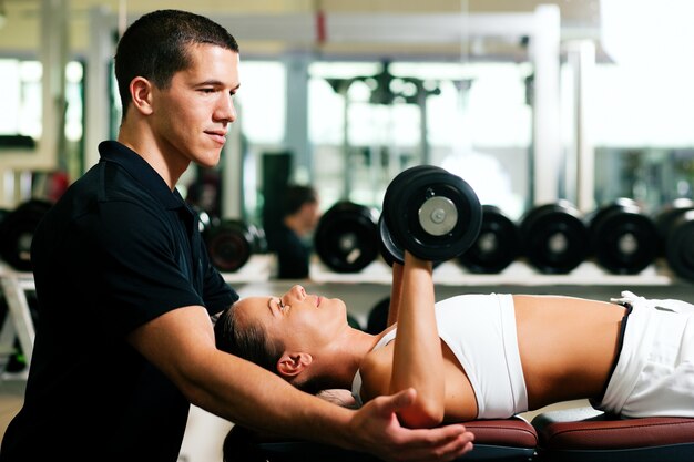 Personal Trainer in gym