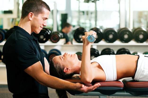 Personal trainer in palestra