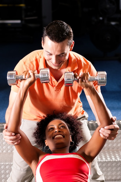 Photo personal trainer in gym