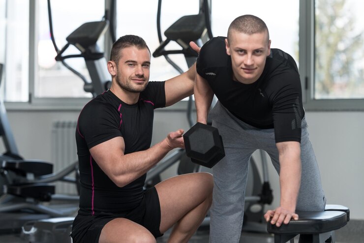 Photo personal trainer helping man on back exercise