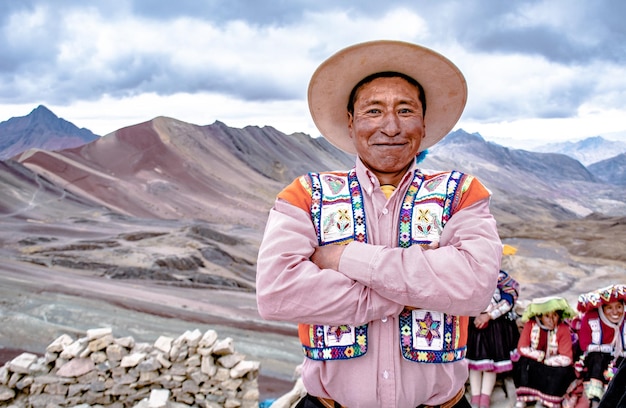 Personas con trajes tipicos en la montana de 7 colores en Pitumarca, 쿠스코, 페루.