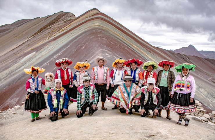 Photo personas de la comunidad de winicunca en la montana de los 7 colores en cusco peru.