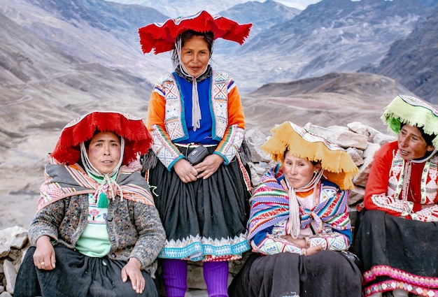 Personas de la comunidad de Winicunca in de Montana de los 7 colores en Cusco Peru.