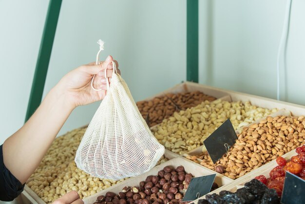 Le persone comprano cibo in un negozio a rifiuti zero senza plastica