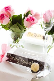 Targhetta personalizzata in cioccolato per gli ospiti per il matrimonio.