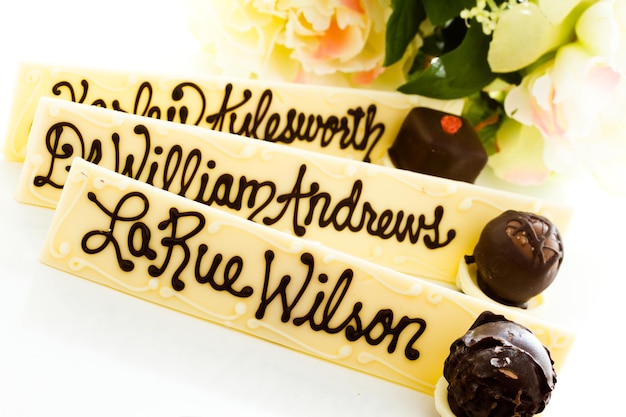 Персонализированная гостевая шоколадная табличка с именем на свадьбу.