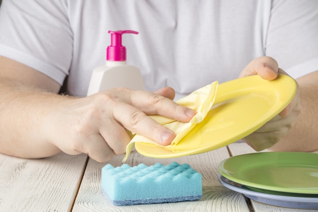 Persoon afwassen met schoonmaakmiddelen