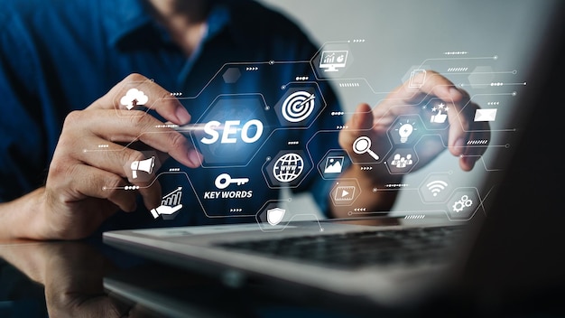 Persoon beheert zoekmachineoptimalisatie SEO voor digitale marketing met inhoud van sociale media