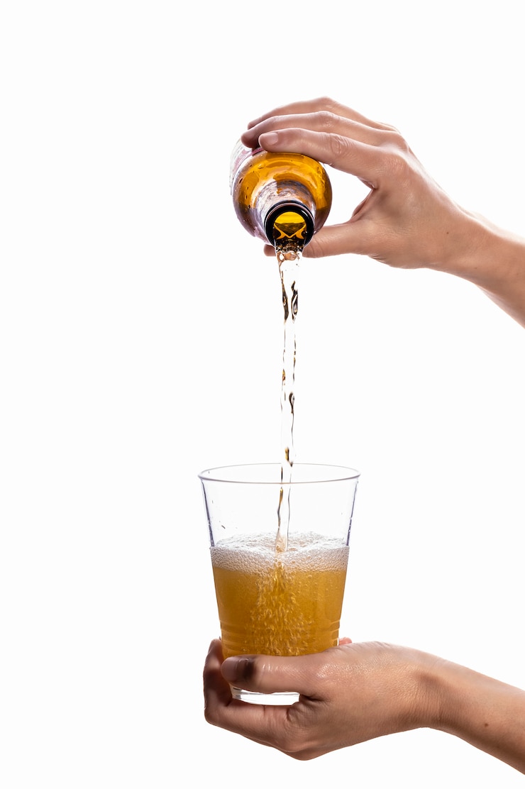 Foto persoon bier gieten in een glas