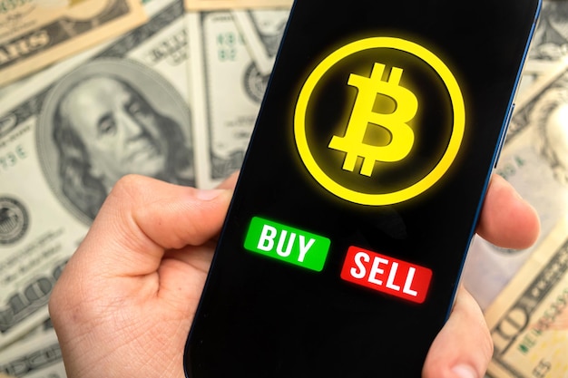 Foto persoon bitcoin handel op mobiele telefoon met toepassing dollars bankbiljetten achtergrond investering concept foto