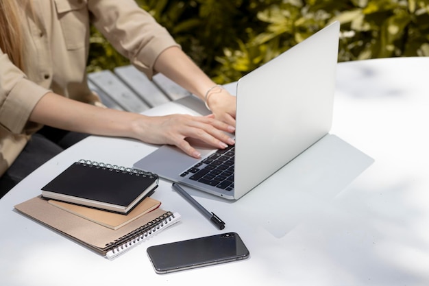 persoon die aan laptop in park werkt