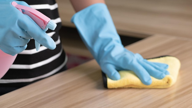 Persoon die aan tafel werkt
