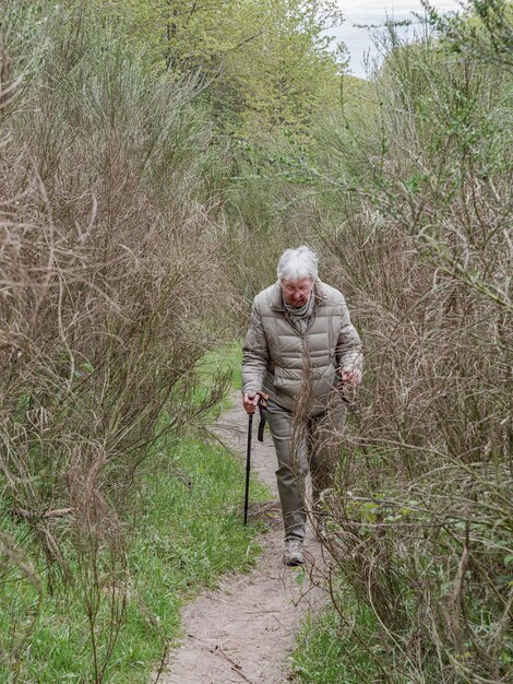 Foto persoon die bij een boom in het bos staat